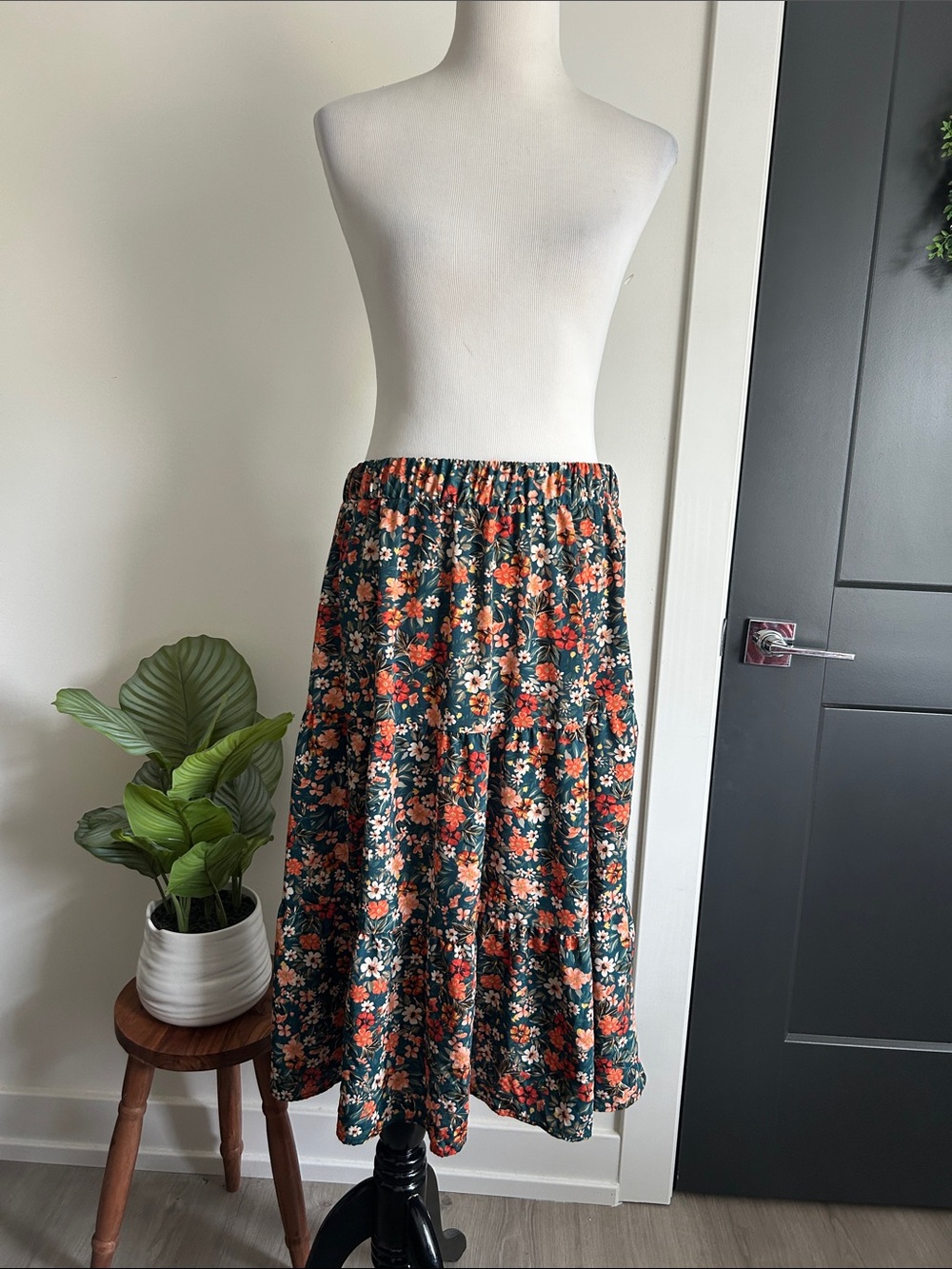 Beautiful 1 XL fall Floral Tiered Midi Skirt in Dark Green orange gold